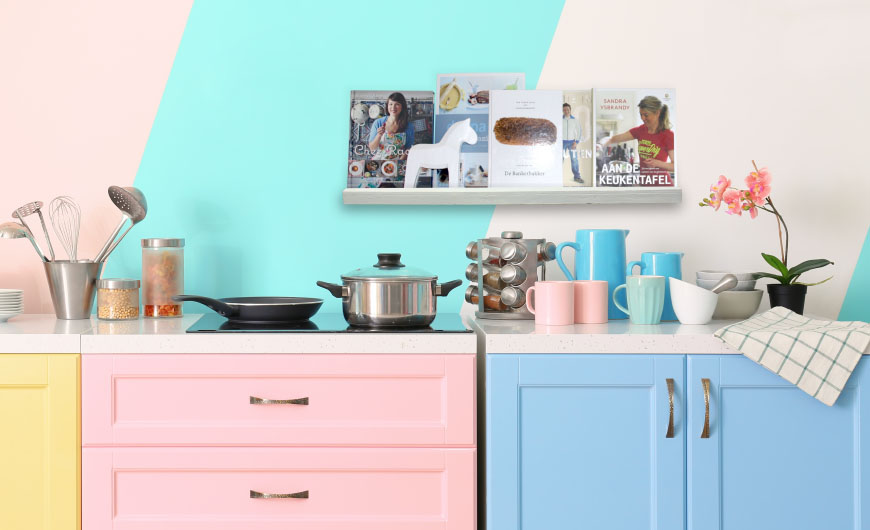Witte foto wandplank in kleurrijke keuken